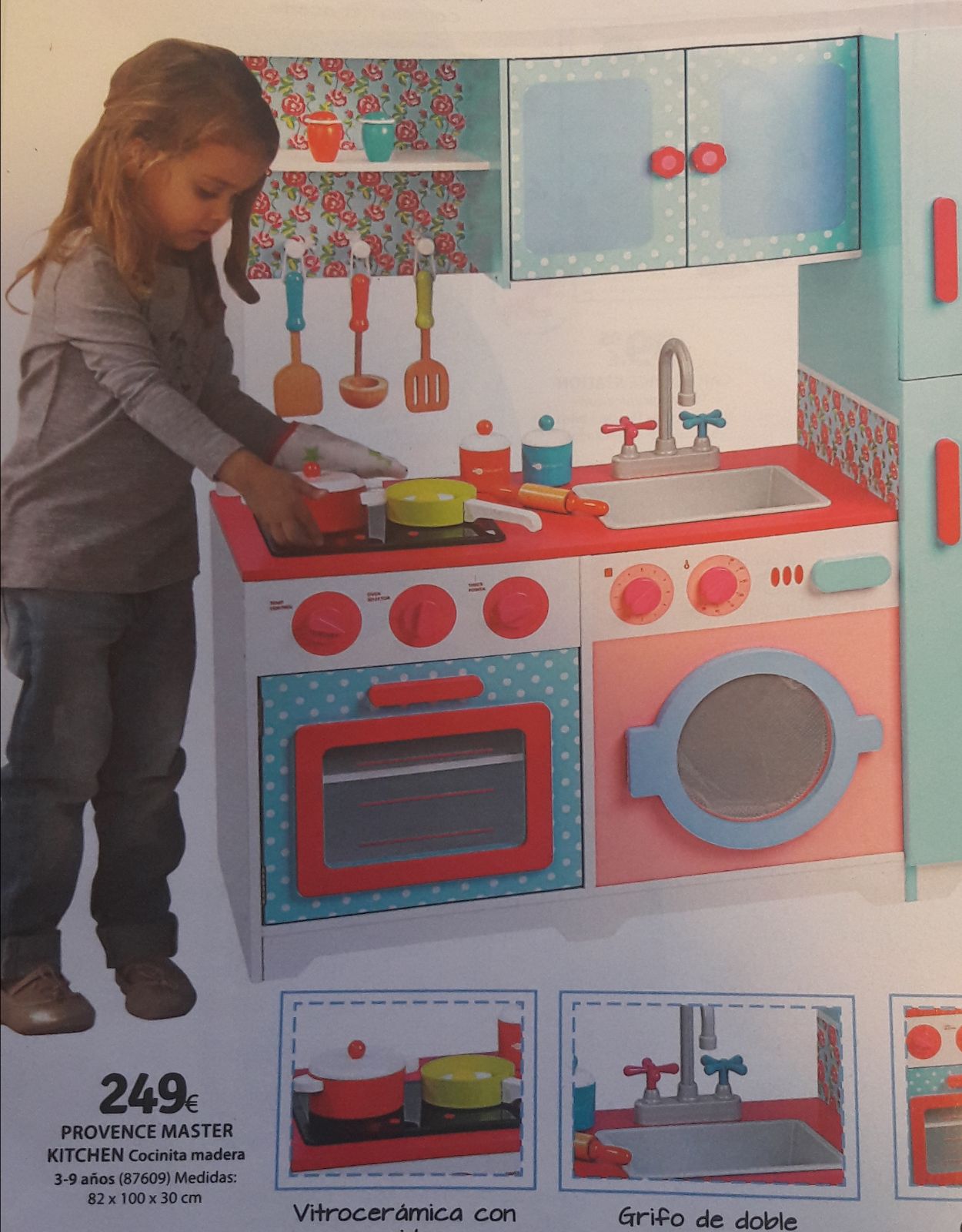 Photo d'un catalogue montrant une fille jouant aux cuisines