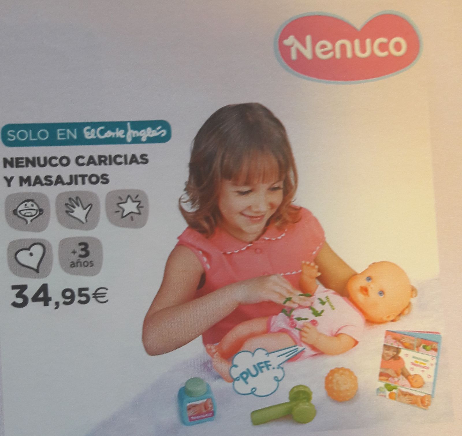Photo d'un catalogue montrant une fille jouant avec un poupon