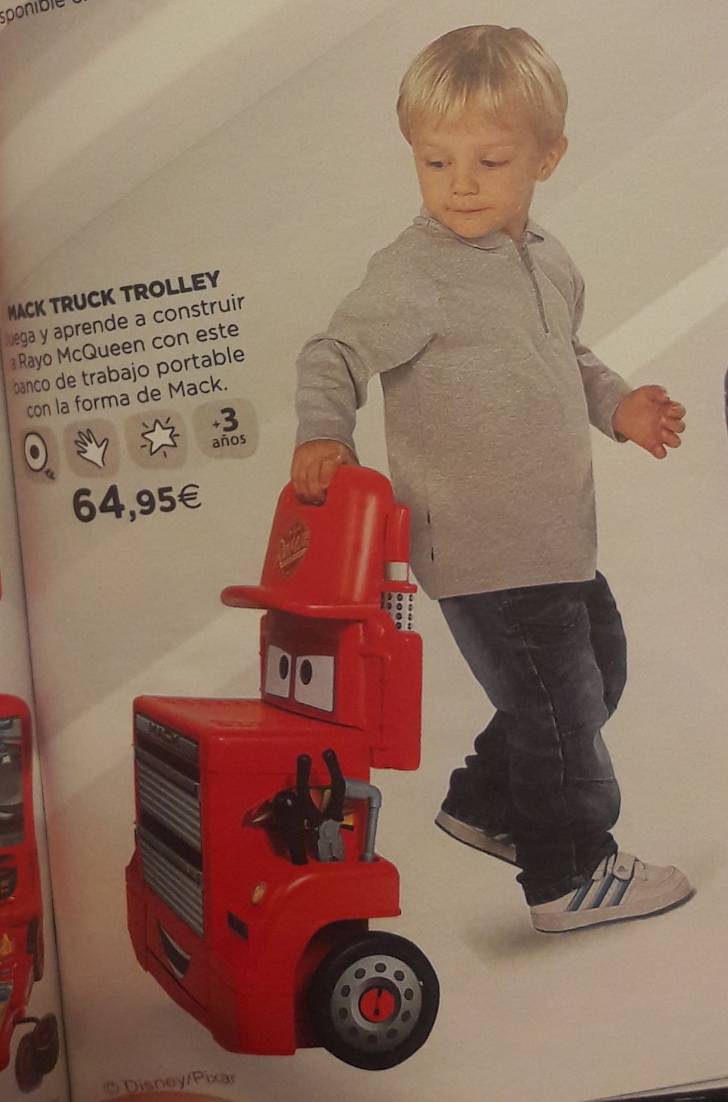 Photo d'un catalogue montrant un garçon jouant avec un camion et des outils
