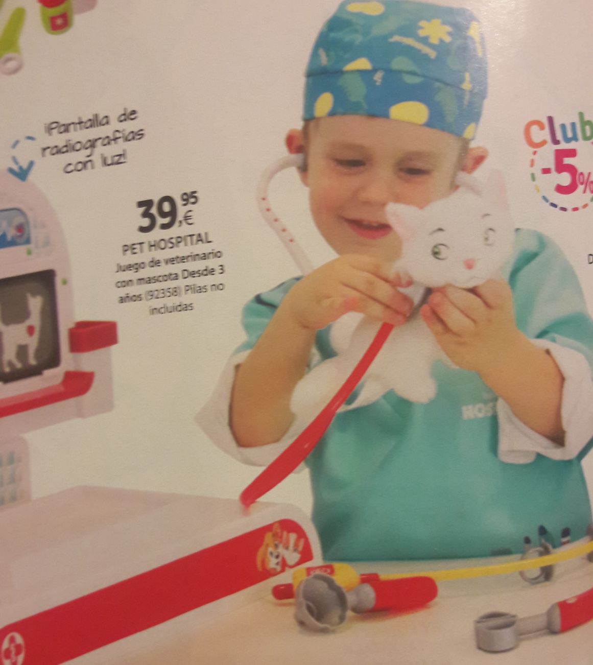 Photo d'un catalogue montrant un garçon jouant aux médecins