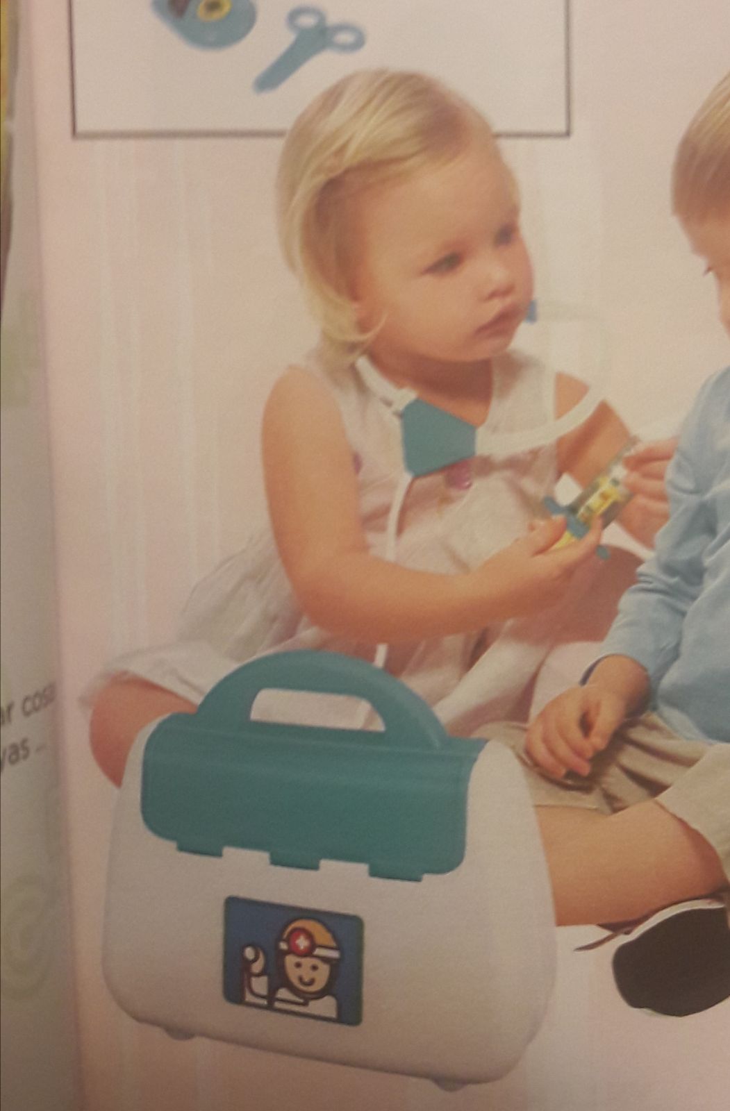 Image montrant une fille jouant aux médecins